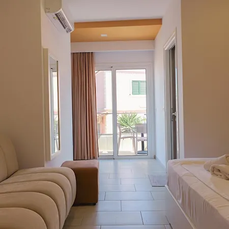 Family Garden Apartment Ksamil